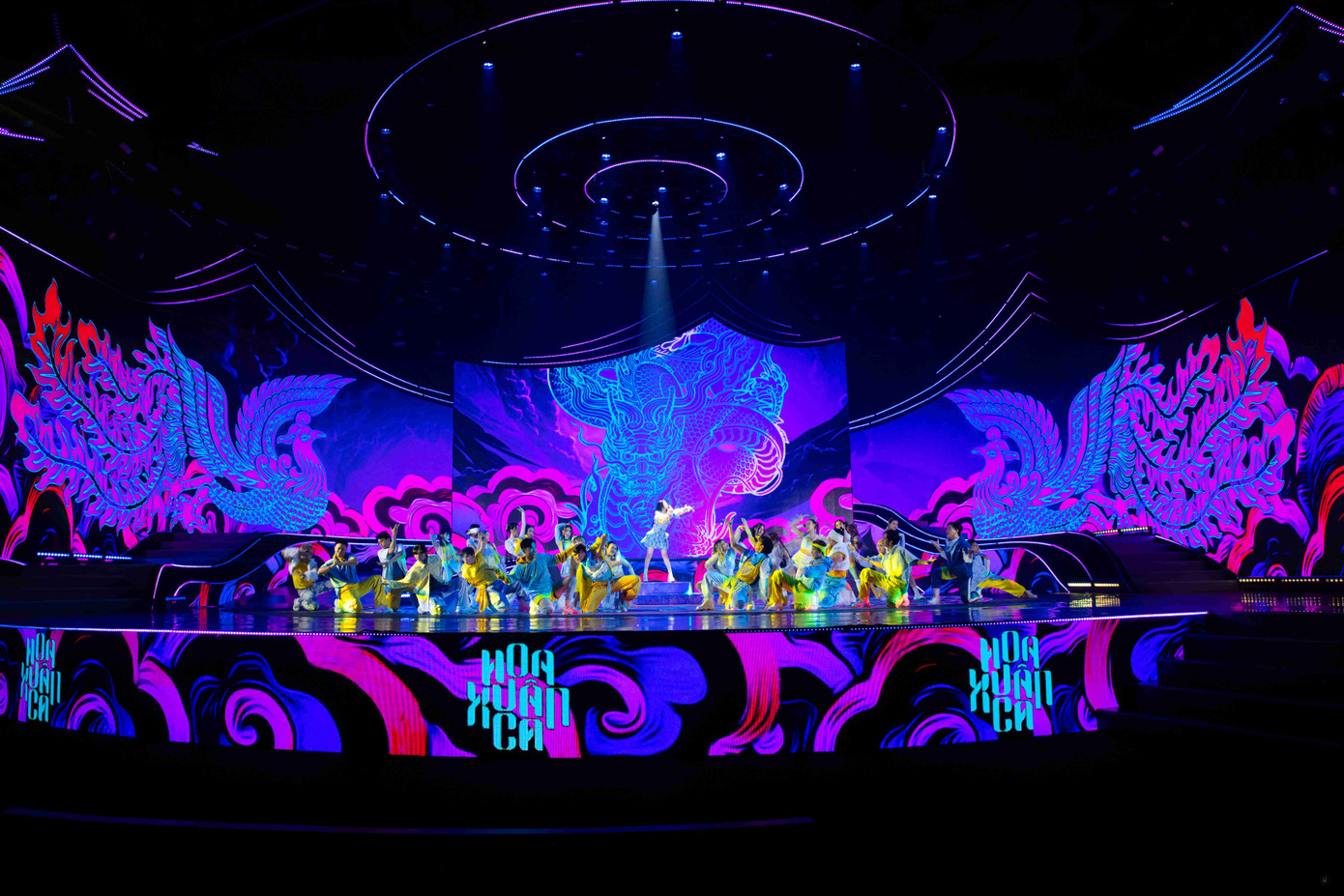 Sân khấu Hoa xuân ca được đầu tư quy mô, hoành tráng mang đến cho khán giả đại tiệc âm nhạc đẳng cấp, mãn nhãn Sân khấu Hoa xuân ca được đầu tư quy mô, hoành tráng mang đến cho khán giả đại tiệc âm nhạc đẳng cấp, mãn nhãn