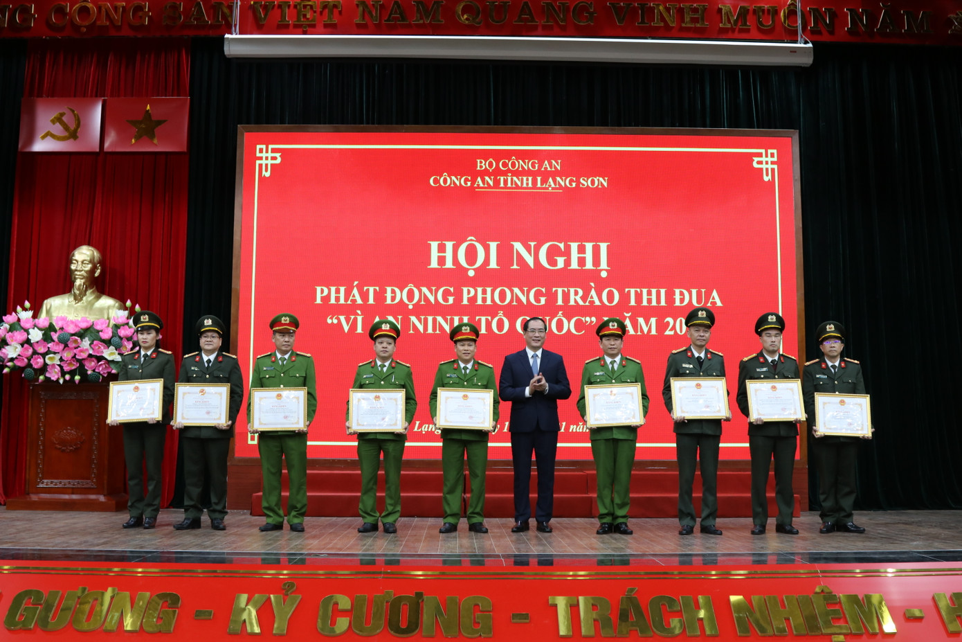 Nhiều tập thể, cá nhân được nhận Bằng khen của Chủ tịch UBND tỉnh Lạng Sơn .Ảnh: Duy Chiến