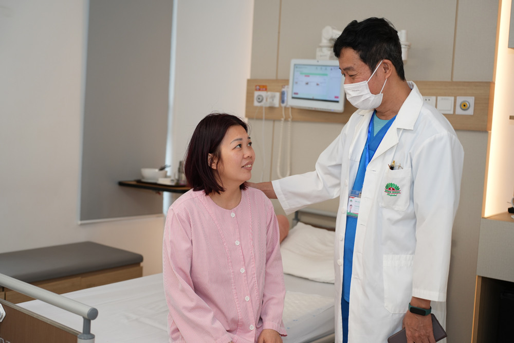 Chỉ sau 2 ngày phẫu thuật, diễn tiến sức khỏe của người bệnh tốt, các chỉ số sinh hiệu ổn, các xét nghiệm hormon tuyến thượng thận không bị suy giảm. Chỉ sau 2 ngày phẫu thuật, diễn tiến sức khỏe của người bệnh tốt, các chỉ số sinh hiệu ổn, các xét nghiệm hormon tuyến thượng thận không bị suy giảm.