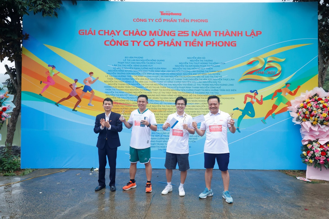 Ban tổ chức trao Cúp và giải thưởng cho các vận động viên nam Ban tổ chức trao Cúp và giải thưởng cho các vận động viên nam