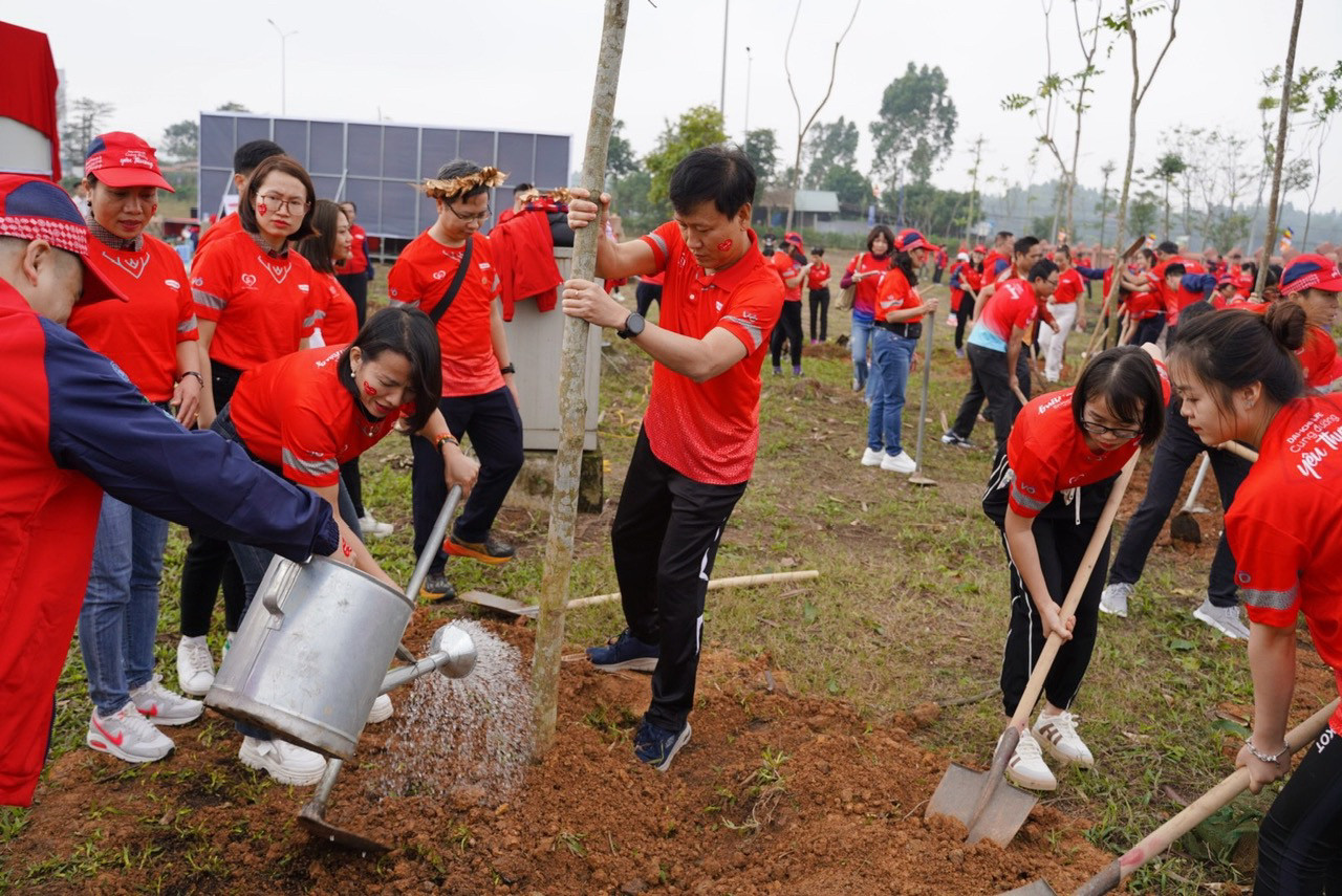 Lãnh đạo, cán bộ, nhân viên Dai-ichi Life Việt Nam trồng 100 cây xanh tại Khu di tích lịch sử Đền Hùng