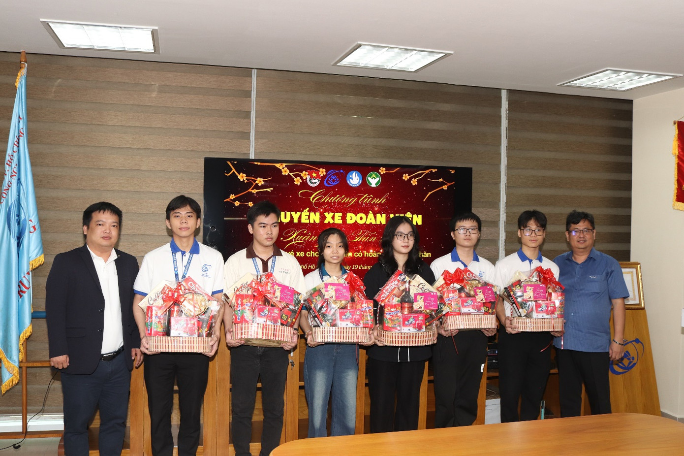 Tiến sĩ Nguyễn Tấn Trần Minh Khang – Phó Hiệu trưởng Nhà trường (ngoài cùng bên phải) và ông Dương Hoàng Phúc - Giám đốc Tài chính công ty TNHH Bosch Global Software Technologies (ngoài cùng bên trái) tặng quà cho sinh viên. Tiến sĩ Nguyễn Tấn Trần Minh Khang – Phó Hiệu trưởng Nhà trường (ngoài cùng bên phải) và ông Dương Hoàng Phúc - Giám đốc Tài chính công ty TNHH Bosch Global Software Technologies (ngoài cùng bên trái) tặng quà cho sinh viên.