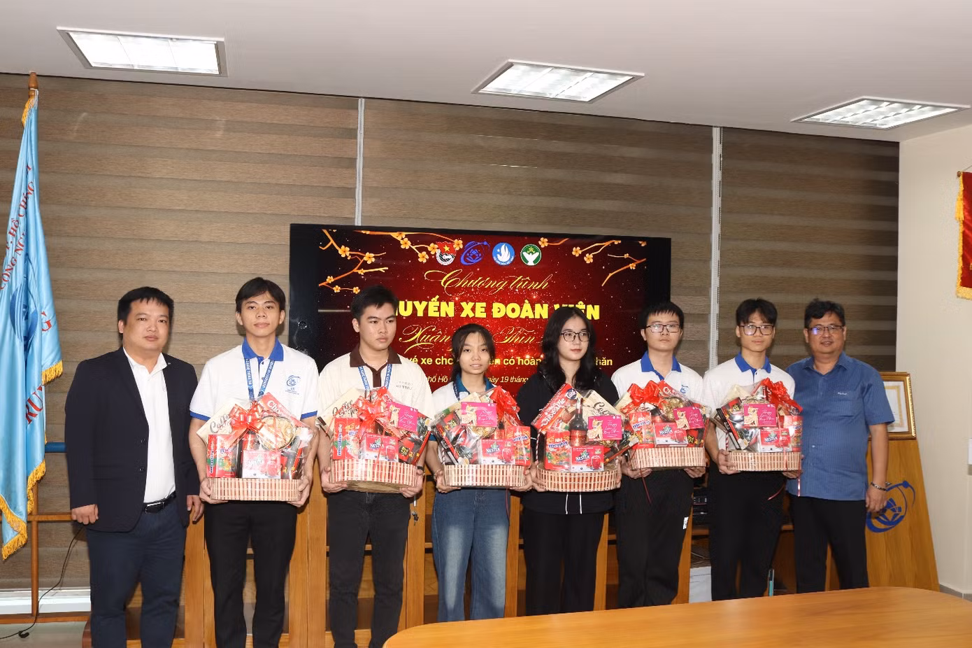Tiến sĩ Nguyễn Tấn Trần Minh Khang – Phó Hiệu trưởng Nhà trường (ngoài cùng bên phải) và ông Dương Hoàng Phúc - Giám đốc Tài chính công ty TNHH Bosch Global Software Technologies (ngoài cùng bên trái) tặng quà cho sinh viên.