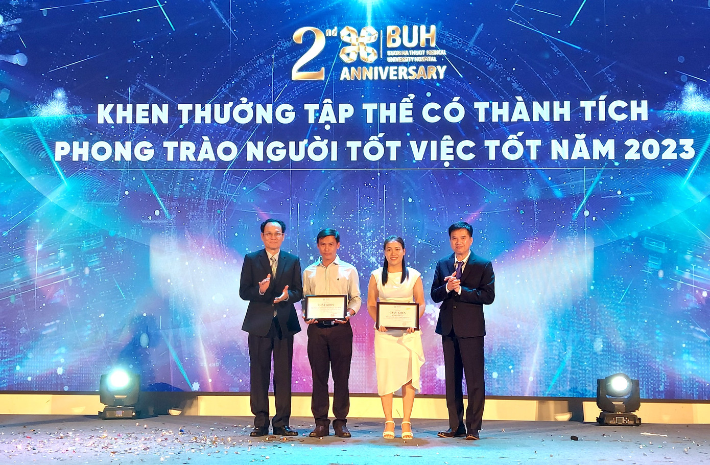 Khen thưởng các tập thể có thành tích trong phong trào người tốt việc tốt