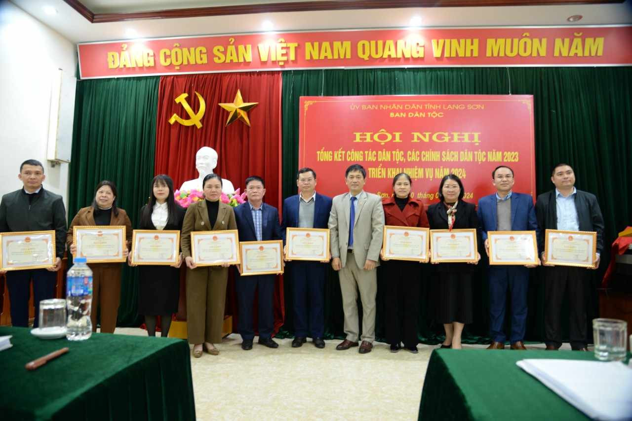 Ông Vi Minh Tú (giữa)- Trưởng Ban Dân tộc tỉnh Lạng Sơn tặng Giấy khen cho các tập thể có nhiều thành tích trong năm 2023. Ảnh: Duy Chiến Ông Vi Minh Tú (giữa)- Trưởng Ban Dân tộc tỉnh Lạng Sơn tặng Giấy khen cho các tập thể có nhiều thành tích trong năm 2023. Ảnh: Duy Chiến