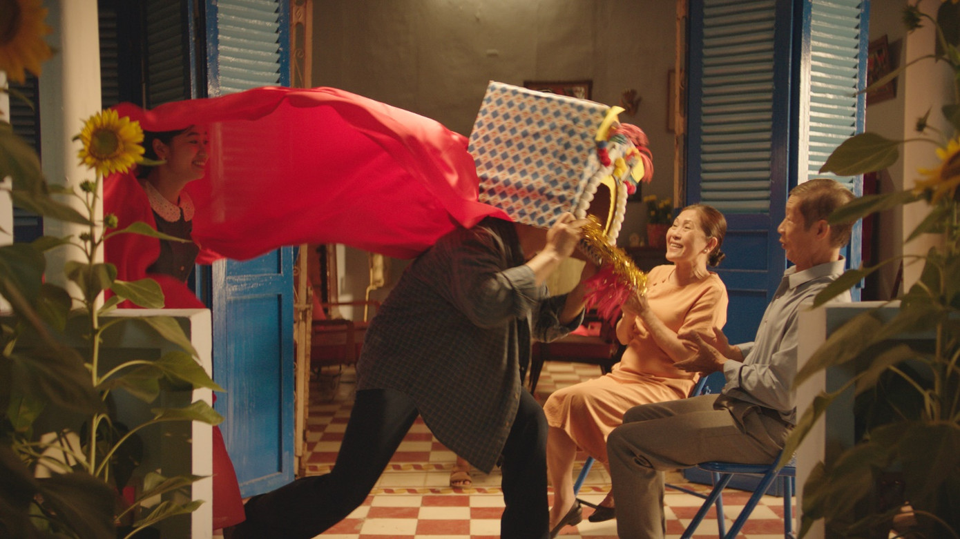 Gia đình sum họp cùng nhau đón năm mới