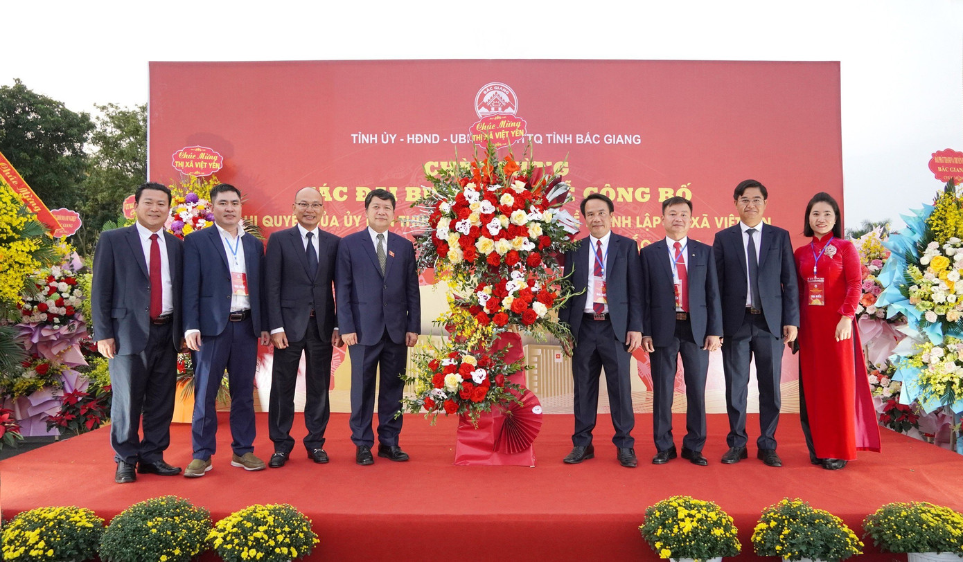 Đại diện BV Group tặng lẵng hoa chúc mừng thị xã Việt Yên, Bắc Giang