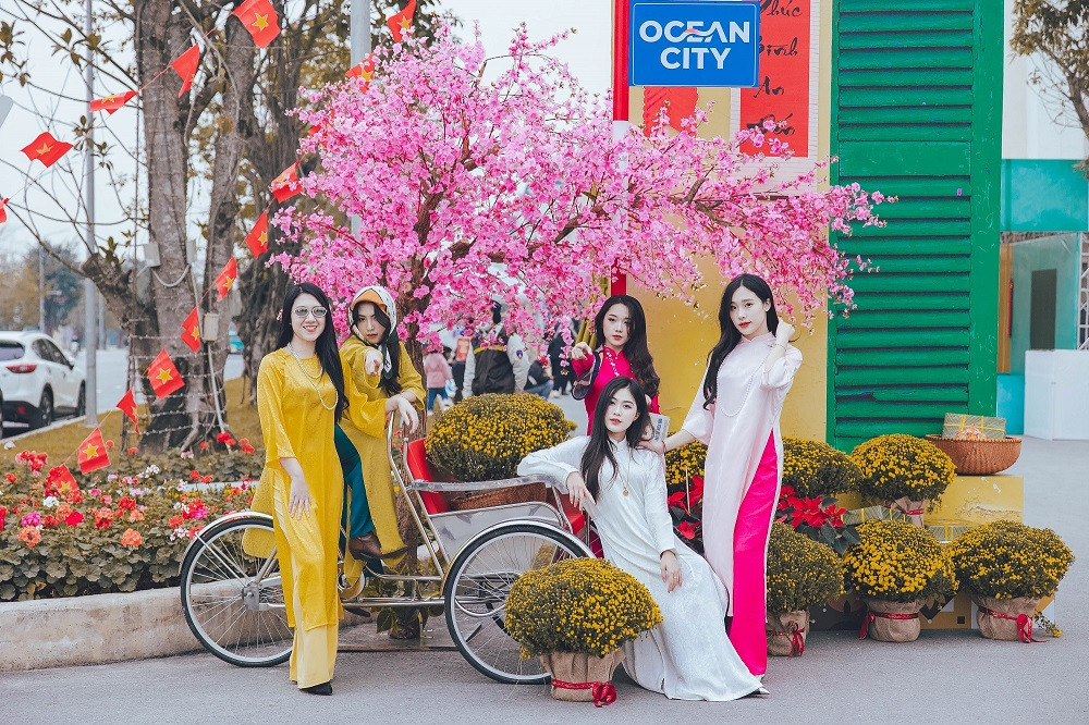 Các khu vực đại cảnh, tiểu cảnh tái hiện Tết truyền thống - Tết tân thời được tạo nên bằng muôn ngàn sắc hoa sẽ mang tới những điểm check-in hấp dẫn