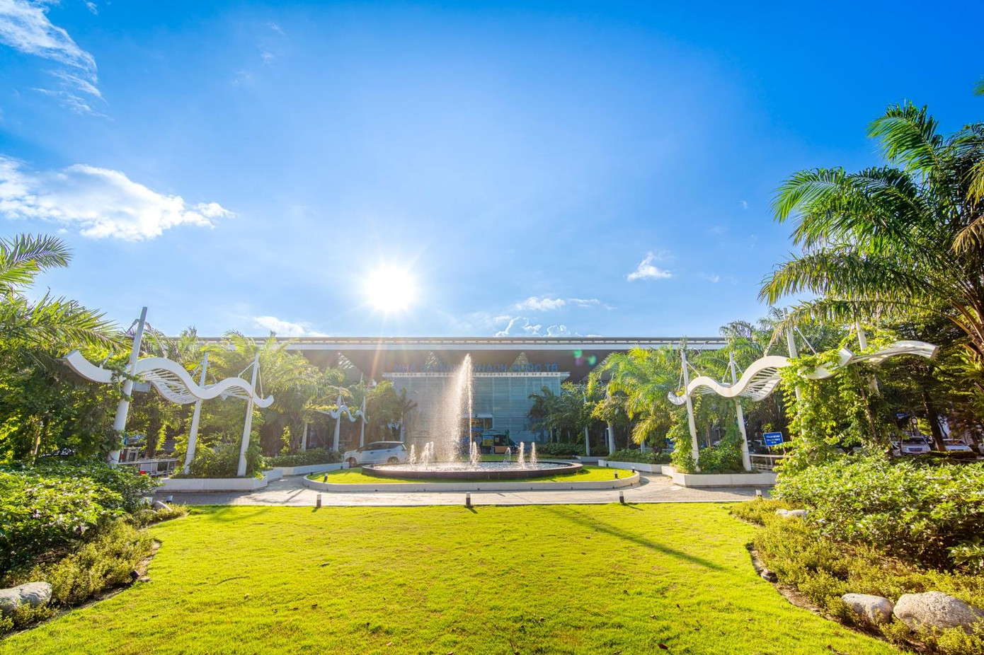 Cảnh quan xanh trước nhà ga quốc tế Đà Nẵng