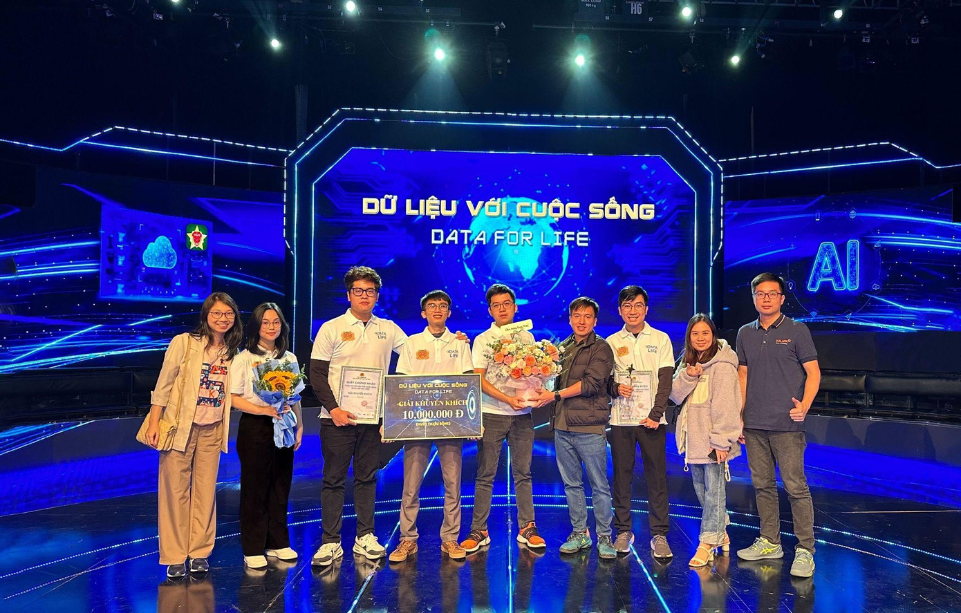 Chung kết Digital Data for Life, Nhóm KINO đứng thứ 2, 3, 4, 5 và 7 từ trái qua (Vũ Thanh Hằng, Phạm Đức Nhật, Nguyễn Trần Khang, Nguyễn Hải Dương, Nguyễn Doãn Quân)