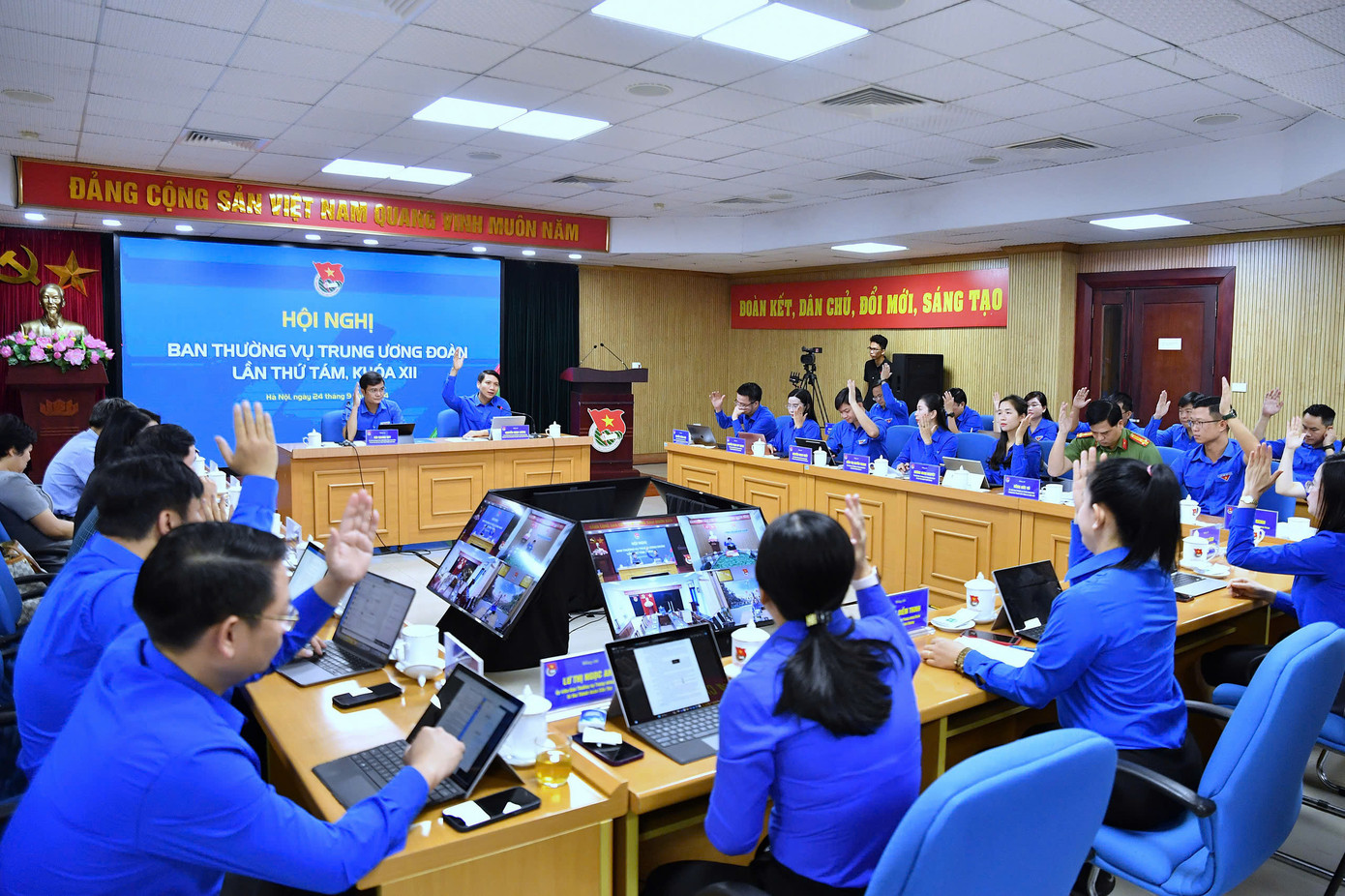 Các Uỷ viên Ban thường vụ T.Ư Đoàn thống nhất chương trình hội nghị. Ảnh: Phan Linh