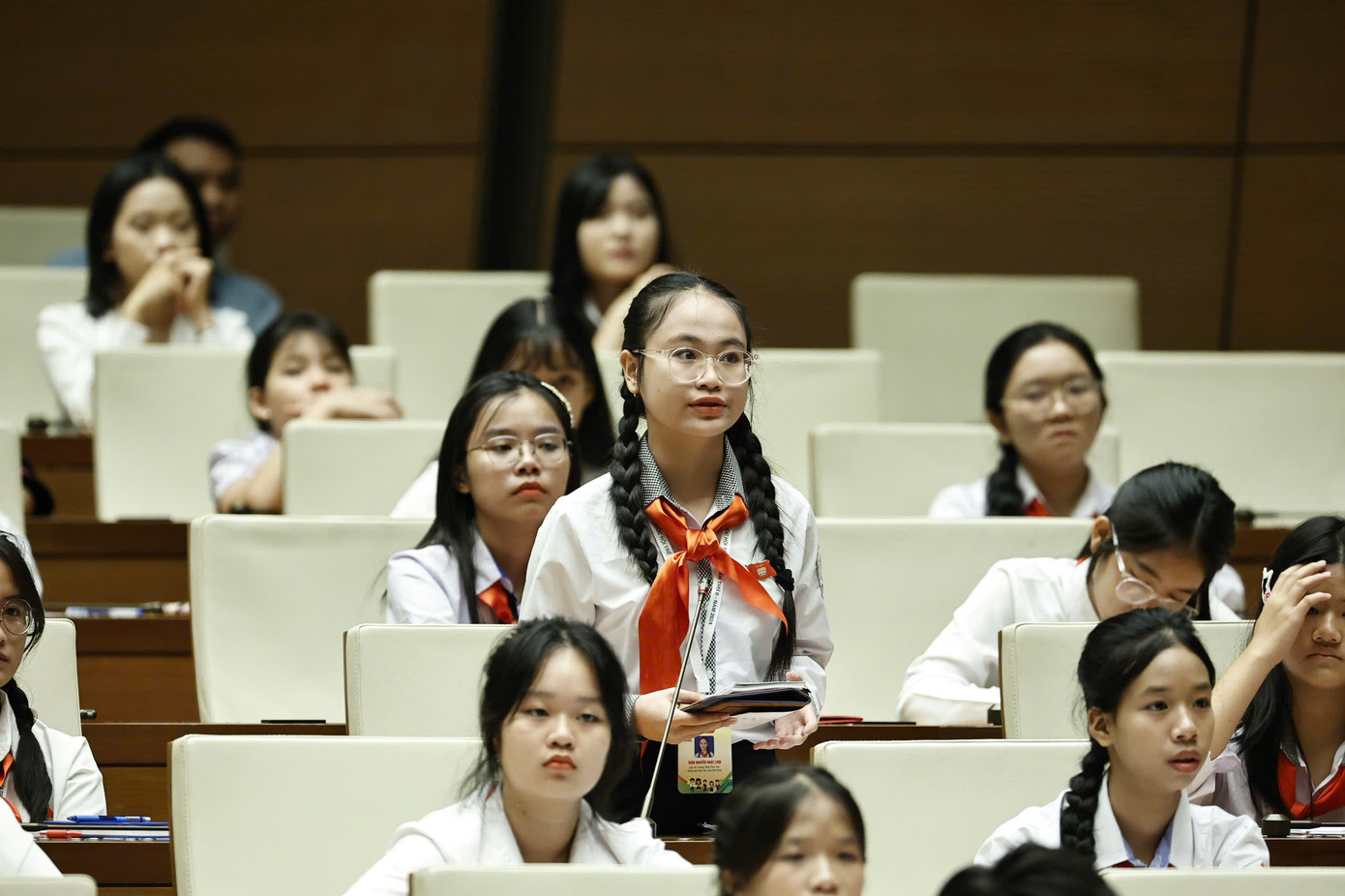 Các đại biểu Quốc hội trẻ em đặt câu hỏi tại phiên chất vấn. Các đại biểu Quốc hội trẻ em đặt câu hỏi tại phiên chất vấn.