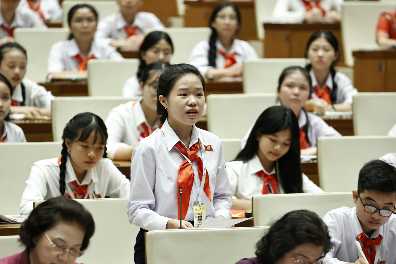 Các đại biểu Quốc hội trẻ em đặt câu hỏi tại phiên chất vấn. Các đại biểu Quốc hội trẻ em đặt câu hỏi tại phiên chất vấn.