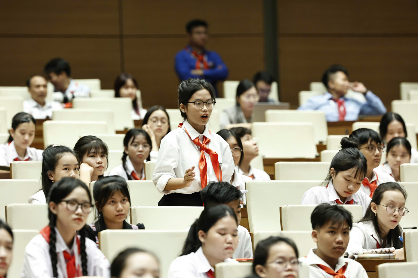 Nghị trường Quốc hội trẻ em "nóng" với những phần chất vấn và tranh luận của các đại biểu trẻ em. Nghị trường Quốc hội trẻ em "nóng" với những phần chất vấn và tranh luận của các đại biểu trẻ em.