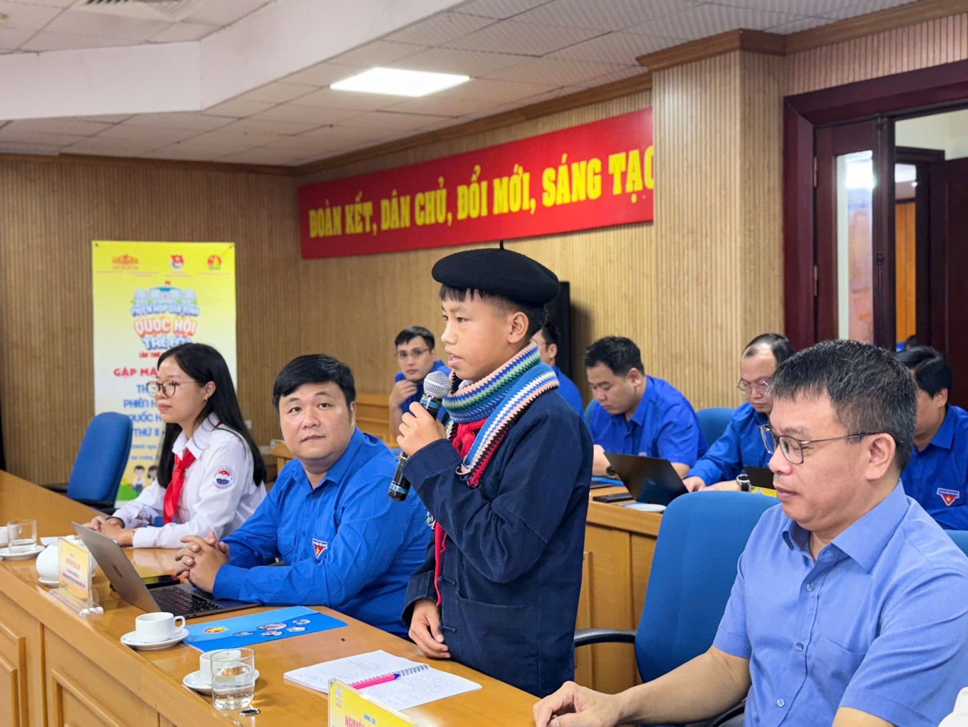 Thào Mí Phềnh tự tin trao đổi tại buổi gặp mặt báo chí giới thiệu về phiên họp giả định Quốc hội trẻ em lần thứ II, năm 2024.