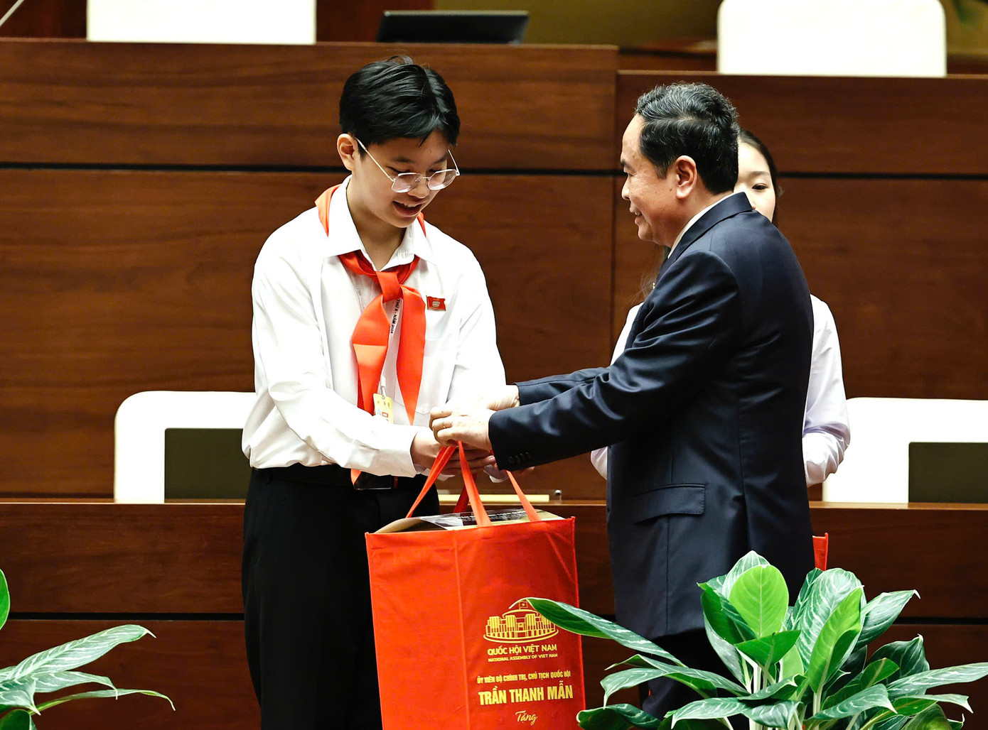 Chủ tịch Quốc hội Trần Thanh Mẫn tặng quà Chủ tịch giả định "Quốc hội trẻ em" năm 2024 Lê Gia Vinh Chủ tịch Quốc hội Trần Thanh Mẫn tặng quà Chủ tịch giả định "Quốc hội trẻ em" năm 2024 Lê Gia Vinh