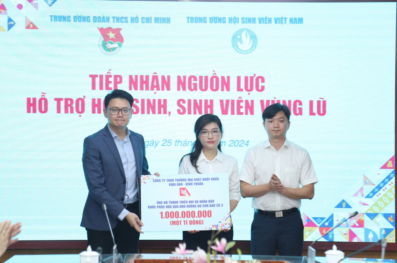 Anh Nguyễn Minh Triết – Bí thư T.Ư Đoàn, Chủ tịch T.Ư Hội SVVN và chị Hồ Hồng Nguyên - Trưởng ban Thanh niên Trường học T.Ư Đoàn, Phó Chủ tịch thường trực T.Ư Hội SVVN tiếp nhận nguồn lực từ Công ty TNHH Thương mại xuất nhập khẩu Khai Anh – Bình Thuận. Anh Nguyễn Minh Triết – Bí thư T.Ư Đoàn, Chủ tịch T.Ư Hội SVVN và chị Hồ Hồng Nguyên - Trưởng ban Thanh niên Trường học T.Ư Đoàn, Phó Chủ tịch thường trực T.Ư Hội SVVN tiếp nhận nguồn lực từ Công ty TNHH Thương mại xuất nhập khẩu Khai Anh – Bình Thuận.
