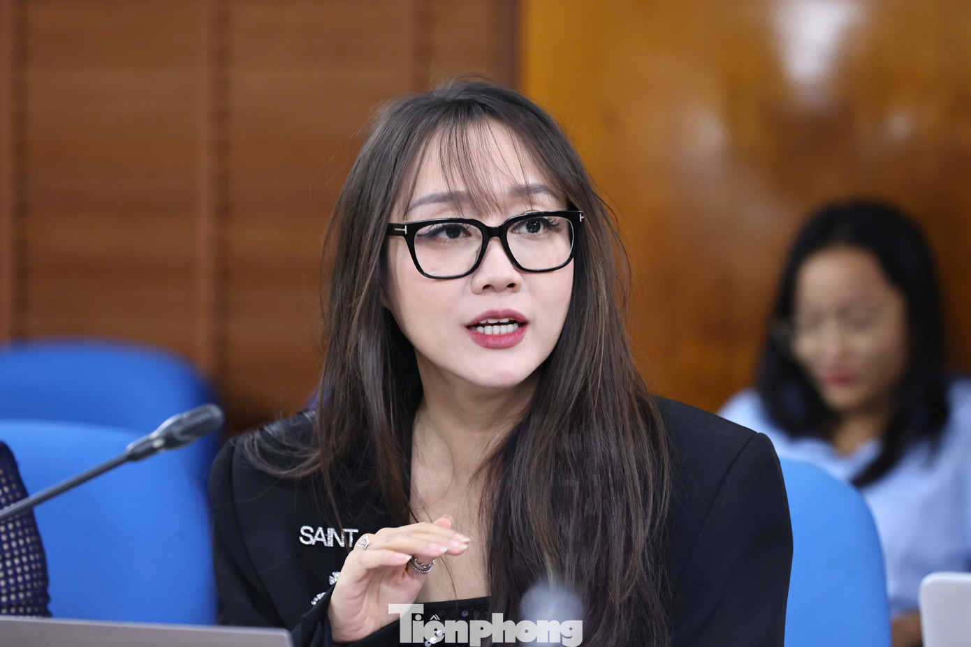 Các thành viên hội đồng Giải thưởng Quả Cầu Vàng năm 2024 thảo luận tại phiên họp lần thứ nhất