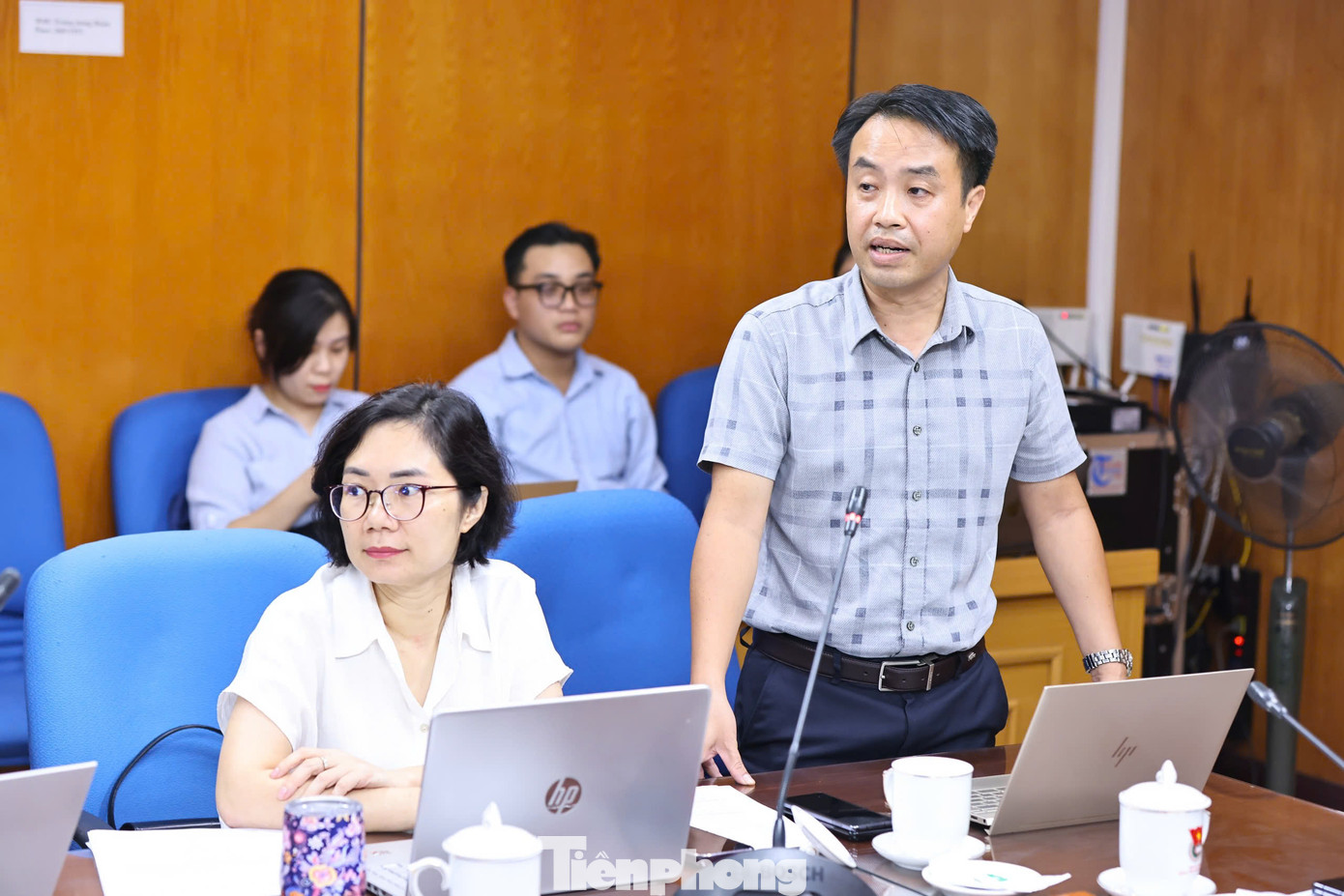 Các thành viên hội đồng Giải thưởng Quả Cầu Vàng năm 2024 thảo luận tại phiên họp lần thứ nhất