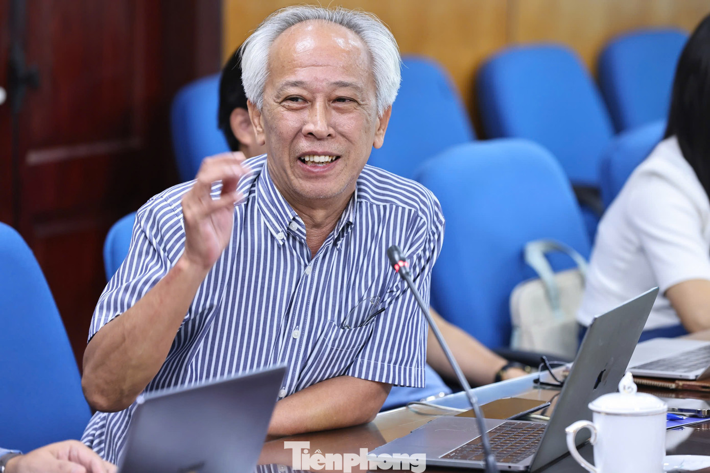 Các thành viên hội đồng Giải thưởng Quả Cầu Vàng năm 2024 thảo luận tại phiên họp lần thứ nhất