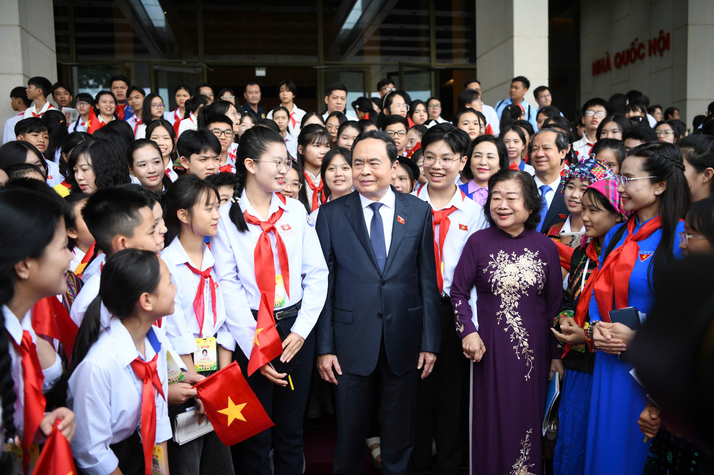 Chủ tịch Quốc hội Trần Thanh Mẫn và các đại biểu trò chuyện với đại biểu Phiên họp giả định "Quốc hội trẻ em" lần thứ II, năm 2024. Chủ tịch Quốc hội Trần Thanh Mẫn và các đại biểu trò chuyện với đại biểu Phiên họp giả định "Quốc hội trẻ em" lần thứ II, năm 2024.