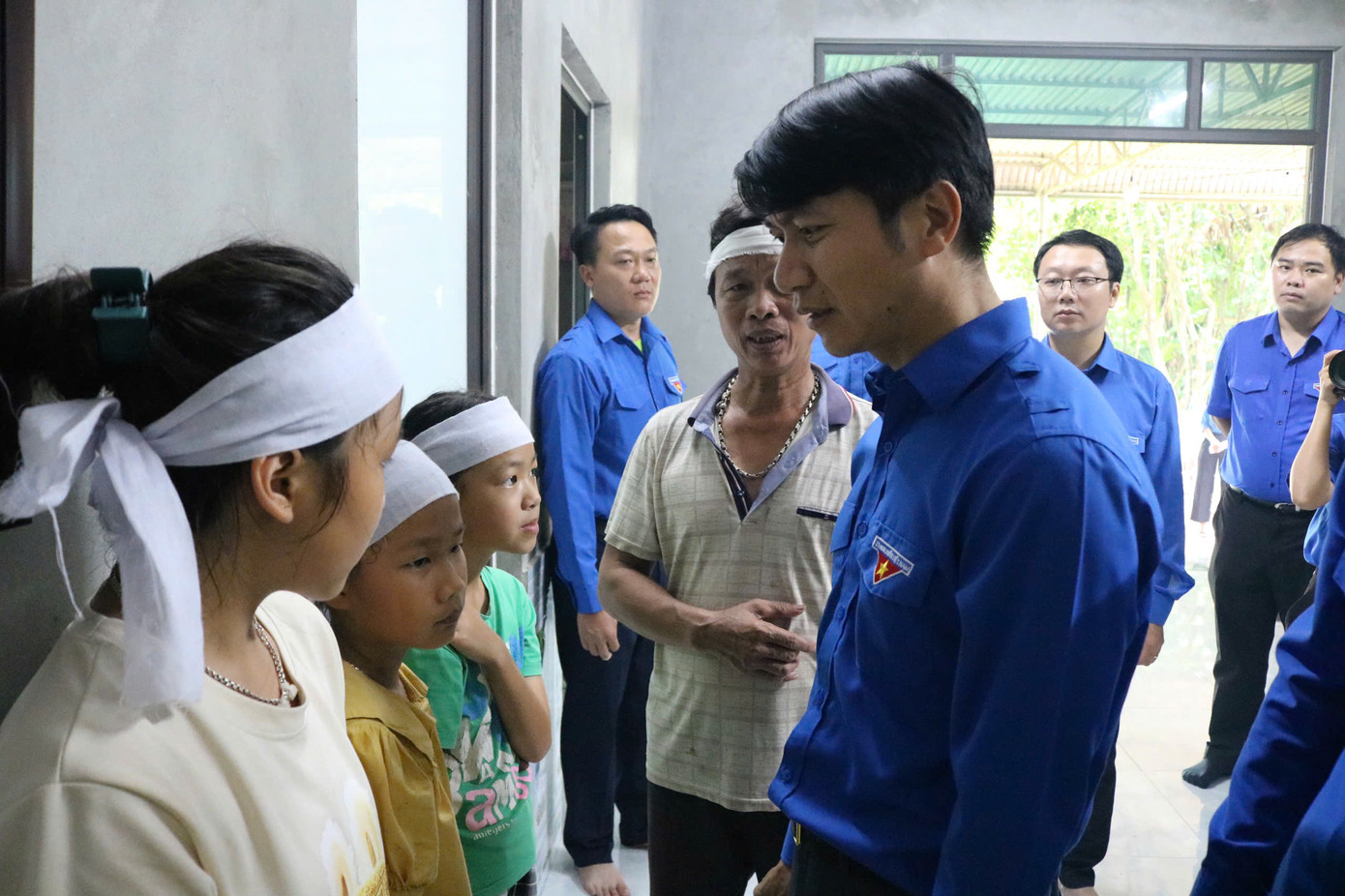 Anh Nguyễn Ngọc Lương – Bí thư thường trực T.Ư Đoàn, Chủ tịch T.Ư Hội LHTN Việt Nam xúc động chia sẻ nỗi đau với các em nhỏ mồ côi tại xã Quang Tiến, TP Hoà Bình