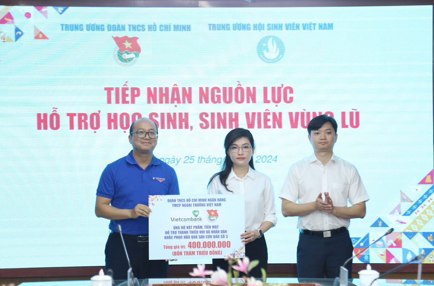 Anh Nguyễn Minh Triết – Bí thư T.Ư Đoàn, Chủ tịch T.Ư Hội SVVN và chị Hồ Hồng Nguyên - Trưởng ban Thanh niên Trường học T.Ư Đoàn, Phó Chủ tịch thường trực T.Ư Hội SVVN tiếp nhận nguồn lực từ Đoàn Thanh niên Ngân hàng Vietcombank. Anh Nguyễn Minh Triết – Bí thư T.Ư Đoàn, Chủ tịch T.Ư Hội SVVN và chị Hồ Hồng Nguyên - Trưởng ban Thanh niên Trường học T.Ư Đoàn, Phó Chủ tịch thường trực T.Ư Hội SVVN tiếp nhận nguồn lực từ Đoàn Thanh niên Ngân hàng Vietcombank.