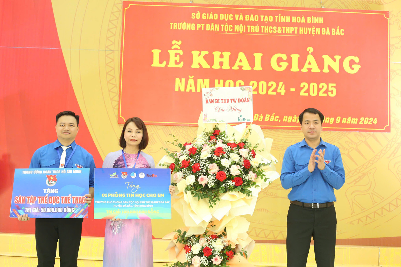 Anh Ngô Văn Cương – Bí thư T.Ư Đoàn, trao tặng các phần quà, công trình cho Trường Phổ thông dân tộc nội trú THCS và THPT Đà Bắc nhân dịp khai giảng năm học 2024 - 2025. Ảnh: Bảo Anh