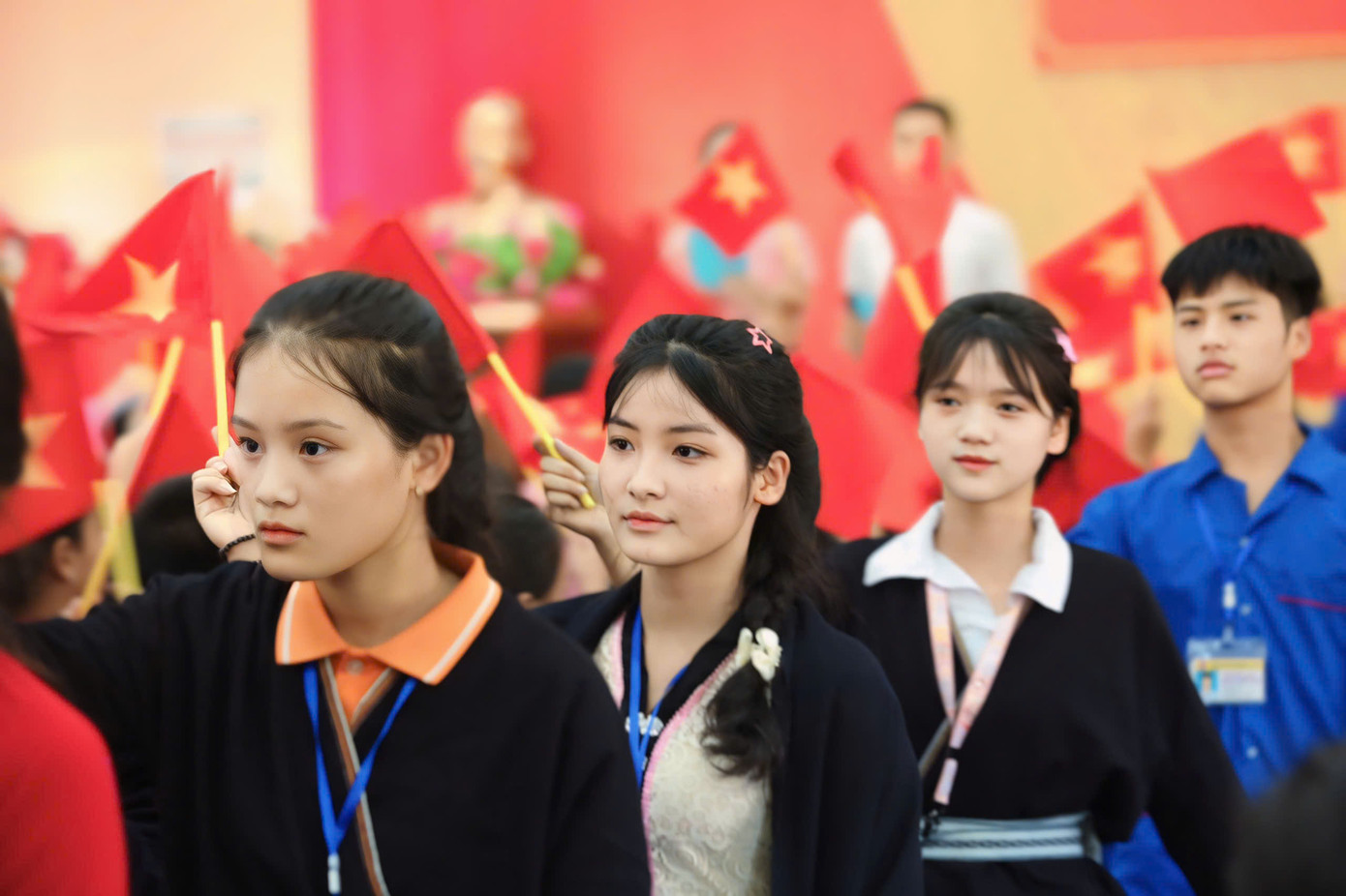 Học sinh Trường Phổ thông dân tộc nội trú THCS và THPT Đà Bắc (huyện Đà Bắc, tỉnh Hòa Bình) rộn ràng tại lễ khai giảng năm học mới 2024 - 2025. Ảnh: Bảo Anh