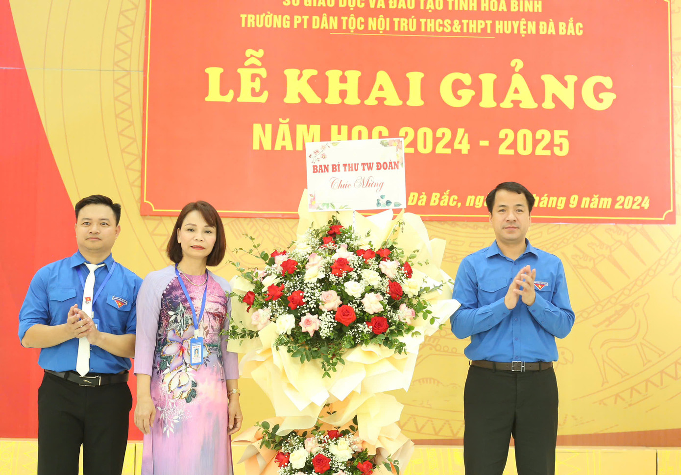 Anh Ngô Văn Cương – Bí thư T.Ư Đoàn tặng hoa chúc mừng Trường Phổ thông dân tộc nội trú THCS và THPT Đà Bắc nhân dịp khai giảng năm học 2024 - 2025. Ảnh: Bảo Anh