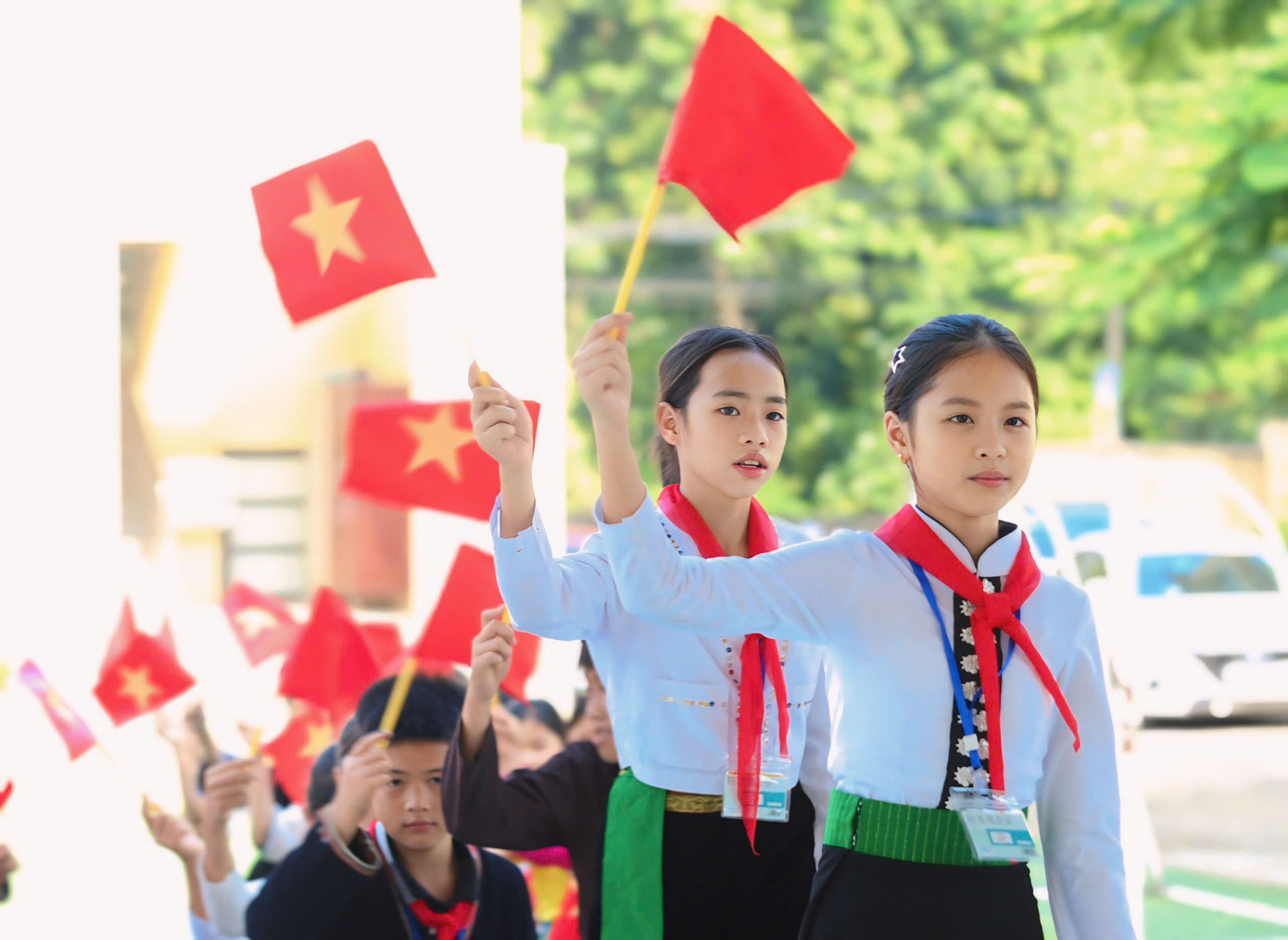 Học sinh Trường Phổ thông dân tộc nội trú THCS và THPT Đà Bắc (huyện Đà Bắc, tỉnh Hòa Bình) rộn ràng tại lễ khai giảng năm học mới 2024 - 2025. Ảnh: Bảo Anh