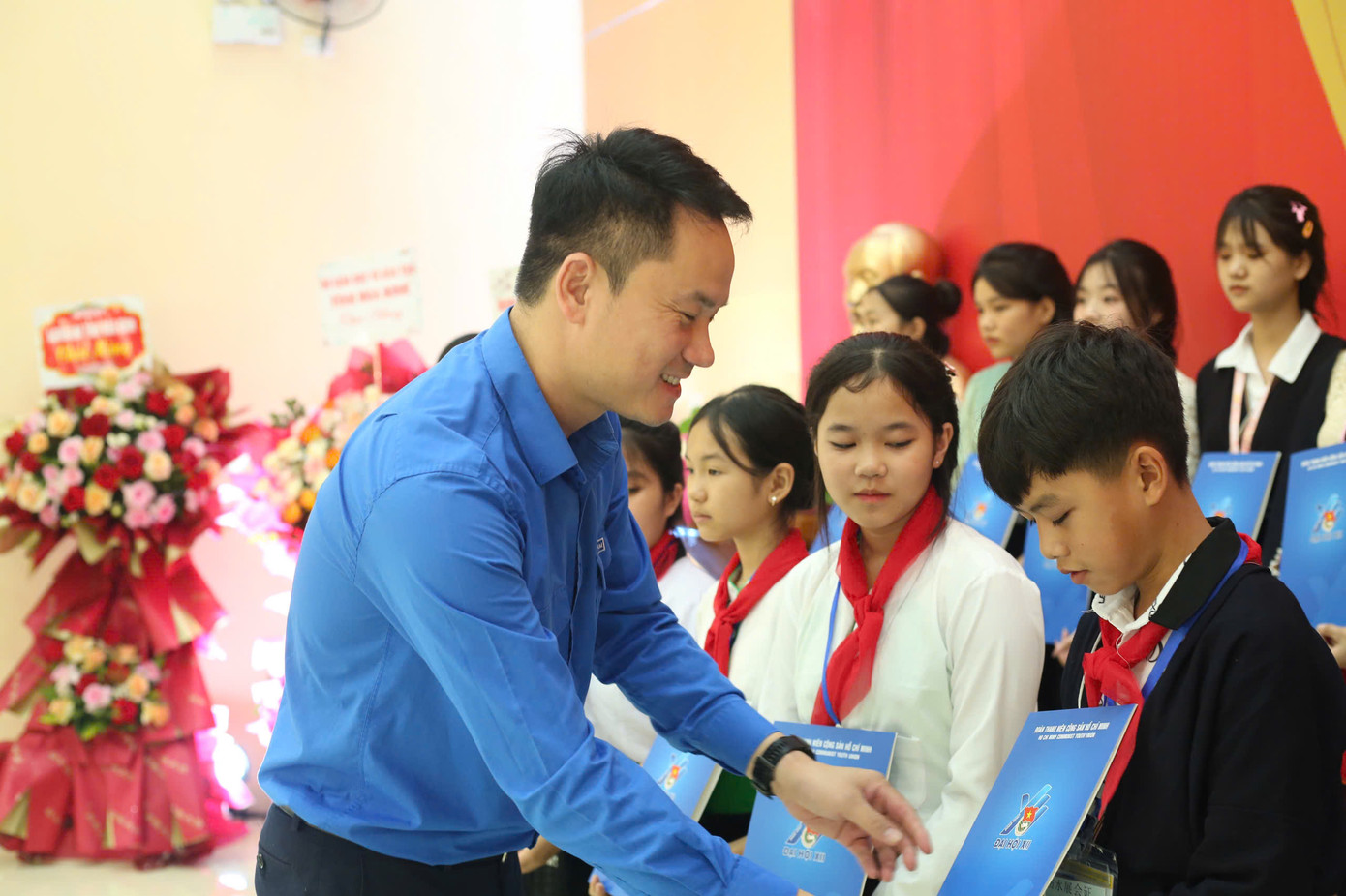 Trao học bổng cho học sinh có hoàn cảnh khó khăn vươn lên trong học tập