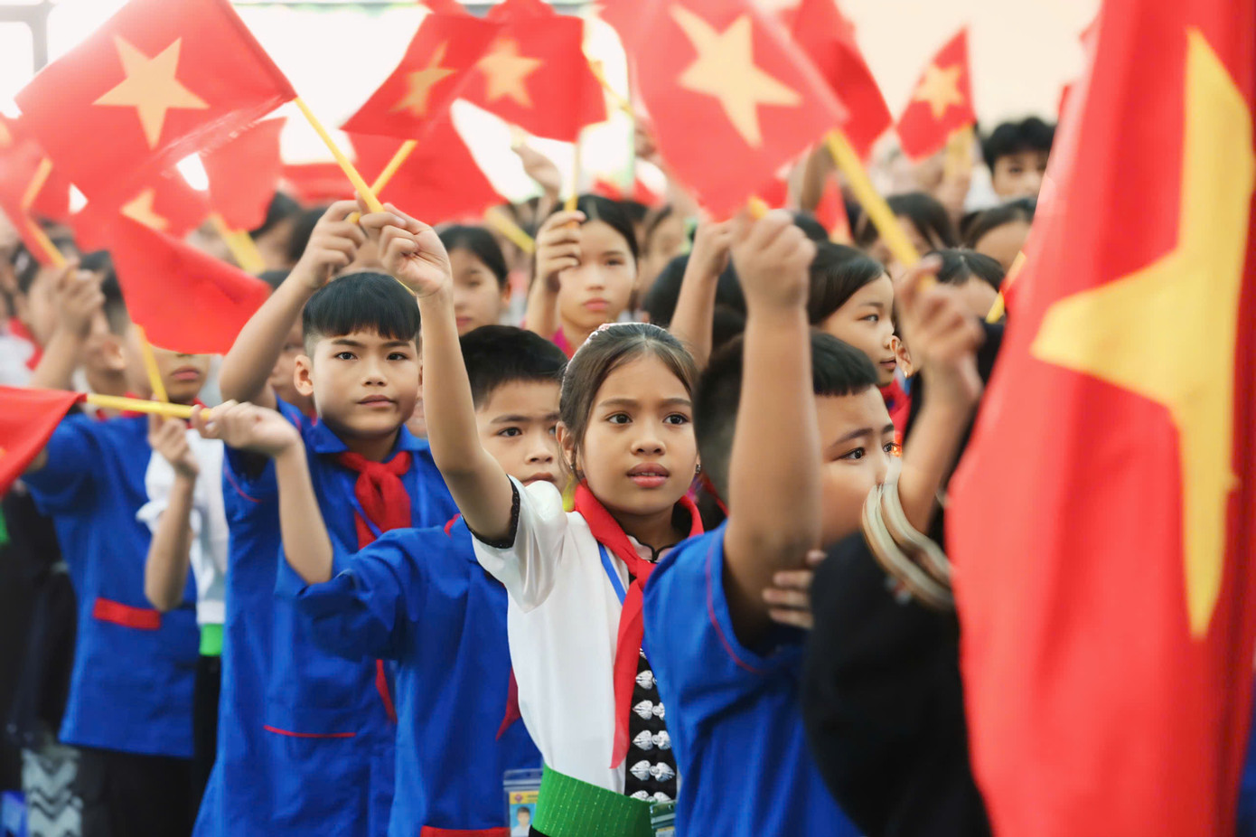 Học sinh Trường Phổ thông dân tộc nội trú THCS và THPT Đà Bắc (huyện Đà Bắc, tỉnh Hòa Bình) rộn ràng tại lễ khai giảng năm học mới 2024 - 2025. Ảnh: Bảo Anh