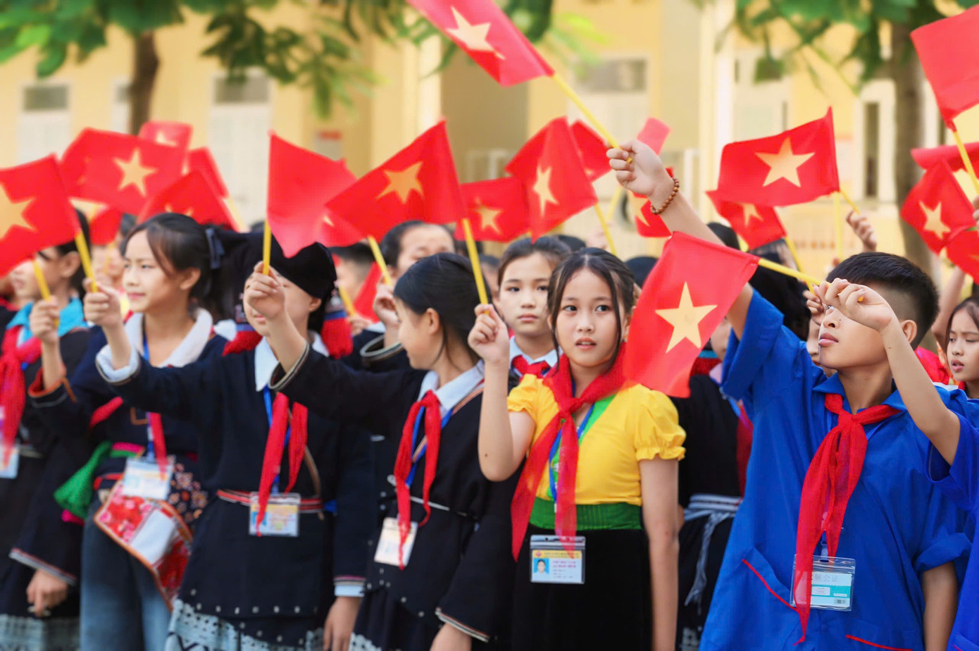 Học sinh Trường Phổ thông dân tộc nội trú THCS và THPT Đà Bắc (huyện Đà Bắc, tỉnh Hòa Bình) rộn ràng tại lễ khai giảng năm học mới 2024 - 2025. Ảnh: Bảo Anh