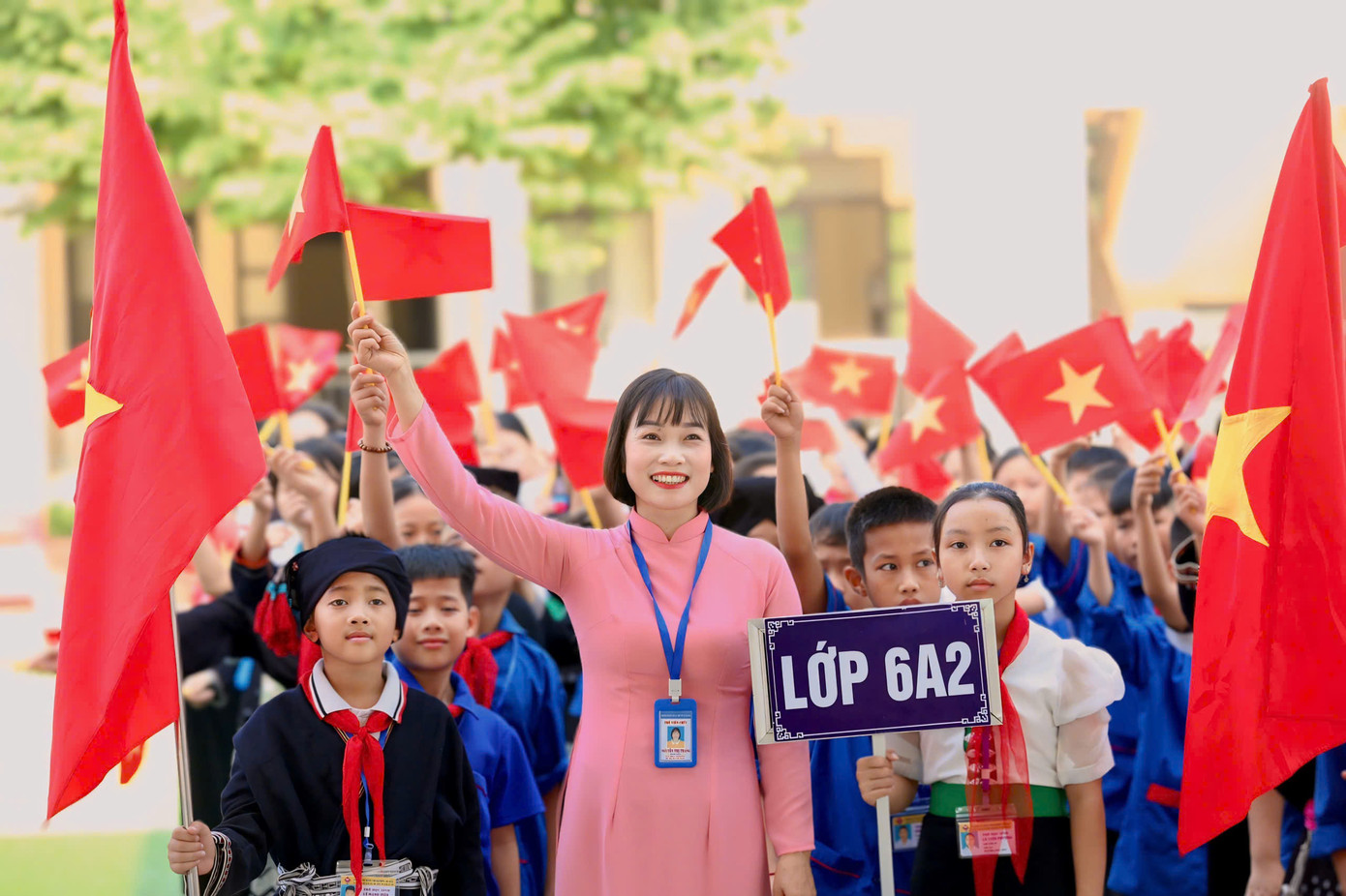 Giáo viên, học sinh Trường Phổ thông dân tộc nội trú THCS và THPT Đà Bắc chào đón năm học 2024 - 2025. Ảnh: Bảo Anh