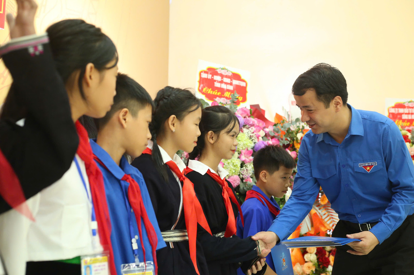 Trao học bổng cho học sinh có hoàn cảnh khó khăn vươn lên trong học tập