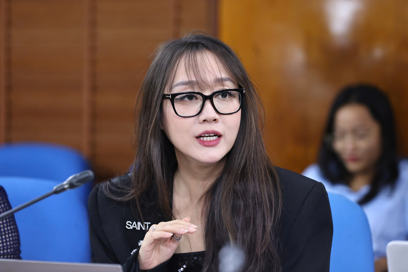 Các thành viên hội đồng Giải thưởng Quả Cầu Vàng năm 2024 thảo luận tại phiên họp lần thứ nhất