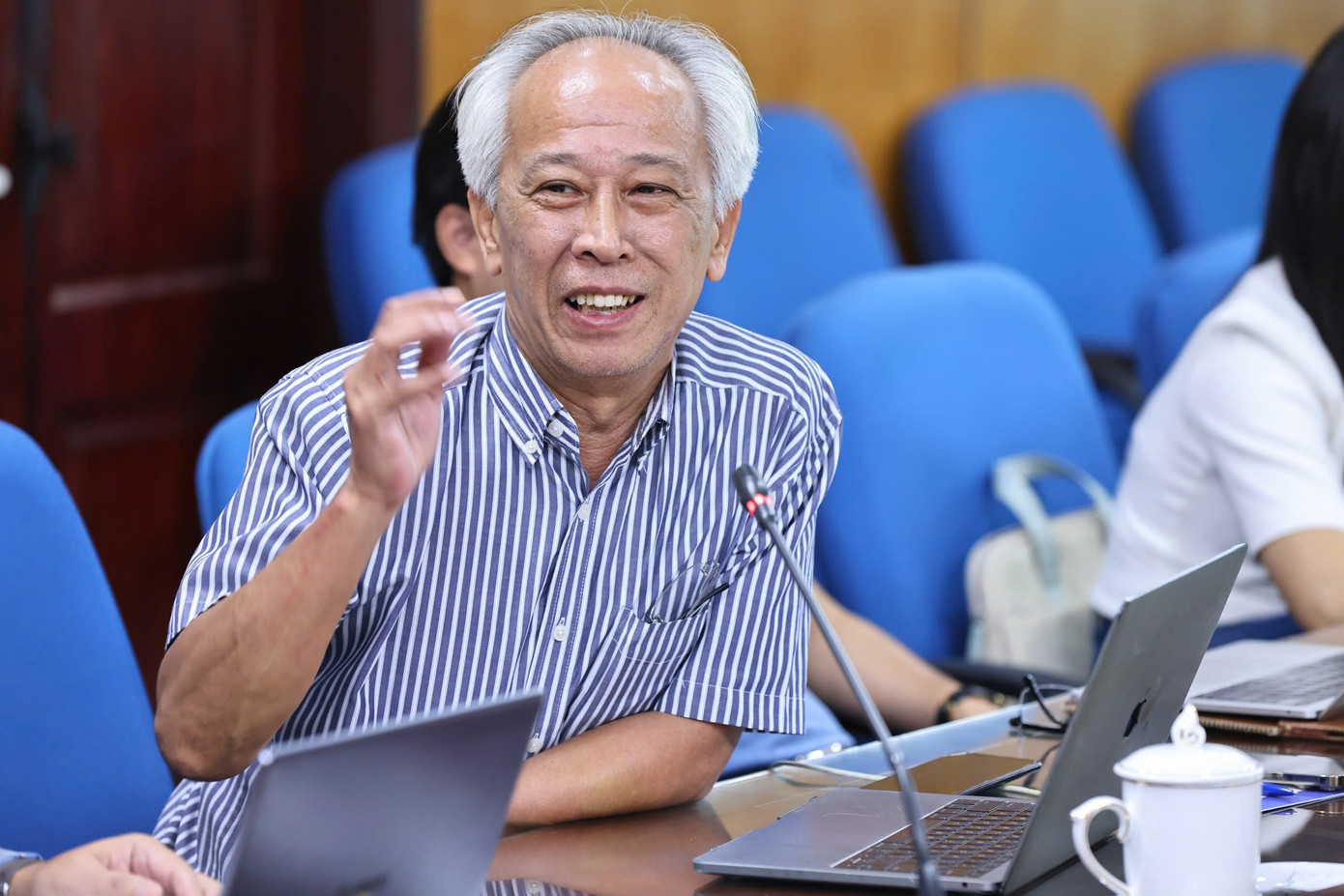 Các thành viên hội đồng Giải thưởng Quả Cầu Vàng năm 2024 thảo luận tại phiên họp lần thứ nhất