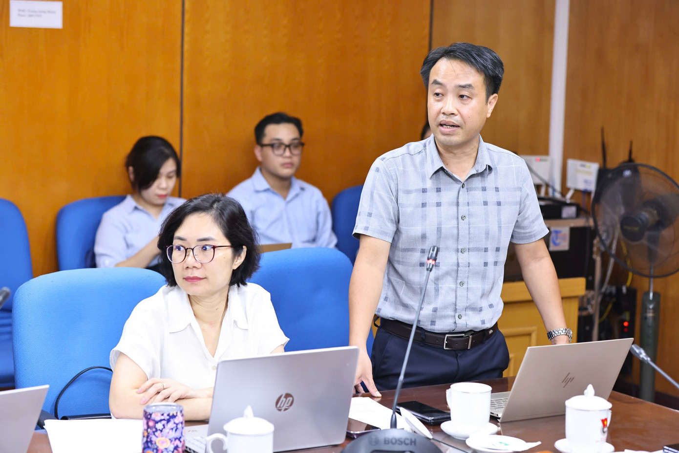 Các thành viên hội đồng Giải thưởng Quả Cầu Vàng năm 2024 thảo luận tại phiên họp lần thứ nhất