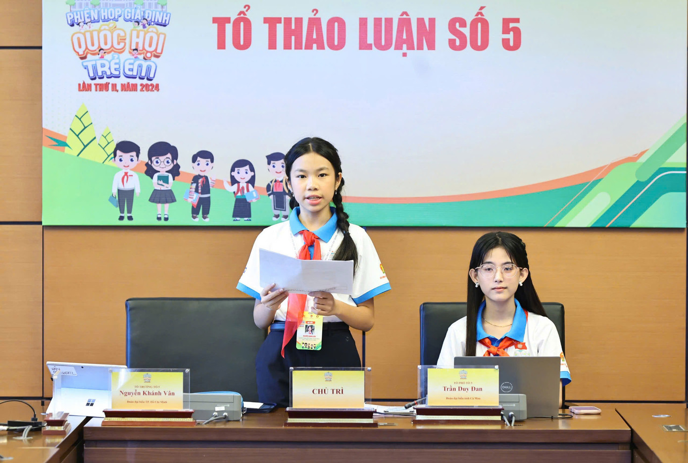 Đại biểu Nguyễn Khánh Vân, lớp 9A2, Trường THPT chuyên Trần Đại Nghĩa, Quận 1, TPHCM, tổ trưởng tổ thảo luận số 5 điều hành phiên thảo luận tại tổ. Đại biểu Nguyễn Khánh Vân, lớp 9A2, Trường THPT chuyên Trần Đại Nghĩa, Quận 1, TPHCM, tổ trưởng tổ thảo luận số 5 điều hành phiên thảo luận tại tổ.