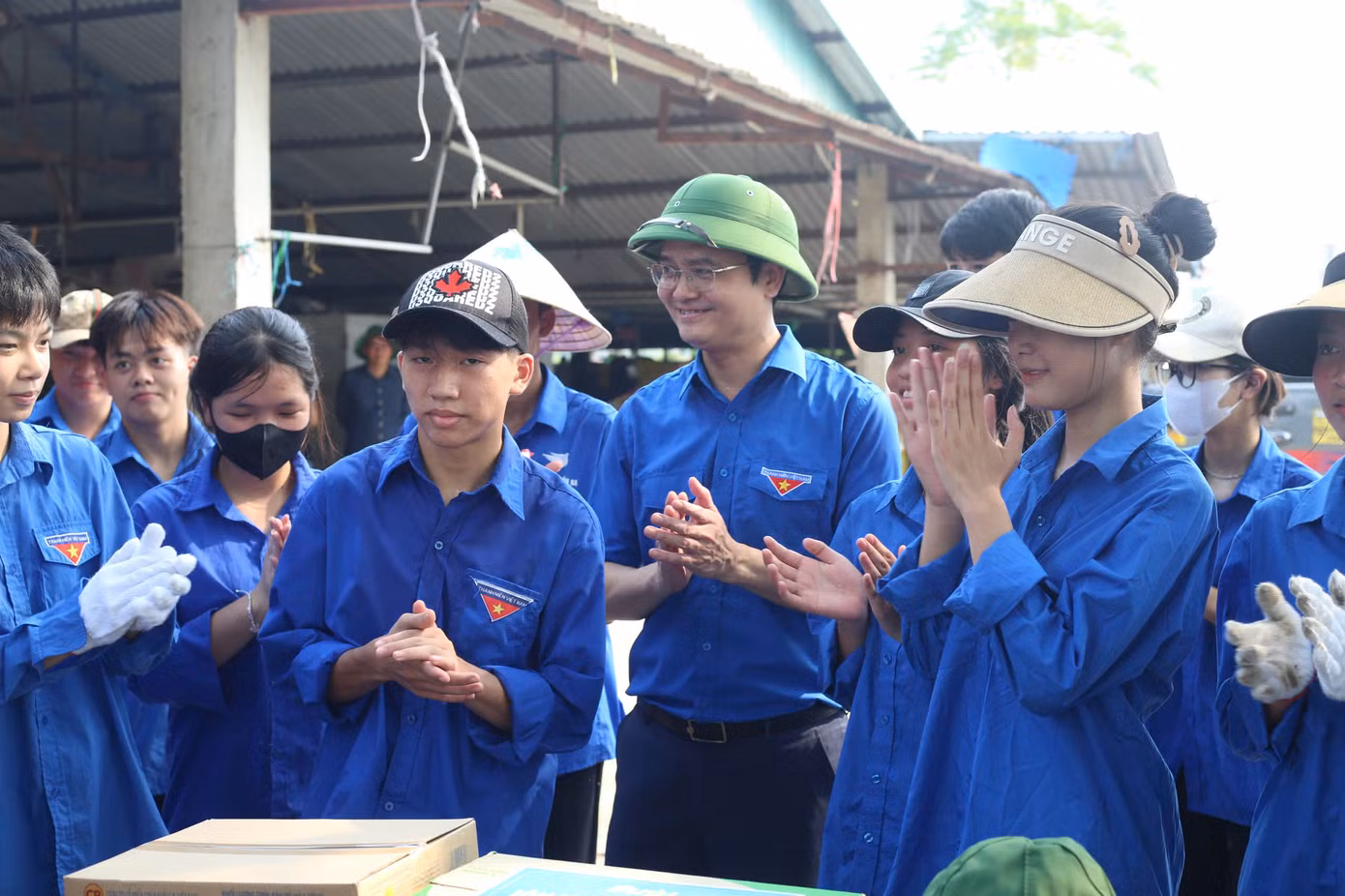 Bí thư thứ nhất T.Ư Đoàn Bùi Quang Huy thăm hỏi, trò chuyện với các đội hình tình nguyện đang thực hiện nhiệm vụ tại xã Thanh Xuân, huyện Sóc Sơn. Ảnh: Bảo Anh