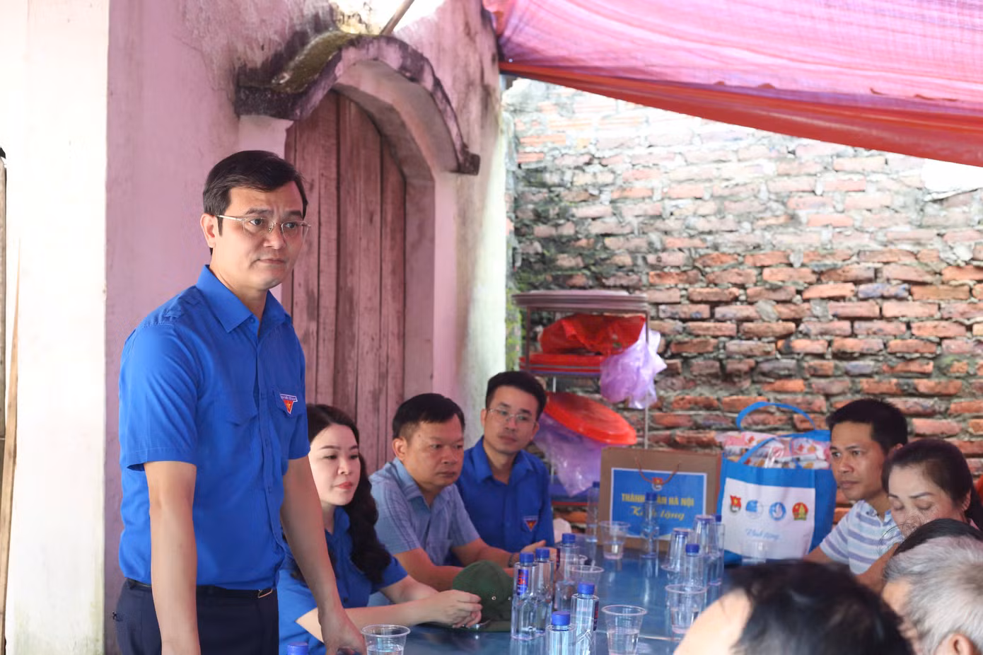 Bí thư thứ nhất T.Ư Đoàn Bùi Quang Huy thăm hỏi, trò chuyện với gia đình ông Thì. Ảnh: Bảo Anh