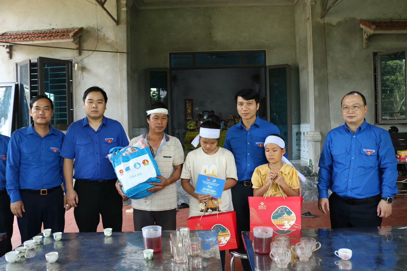 Anh Nguyễn Ngọc Lương và các thành viên đoàn công tác thăm hỏi, tặng quà các em nhỏ mồ côi tại xã Quang Tiến, TP. Hoà Bình.