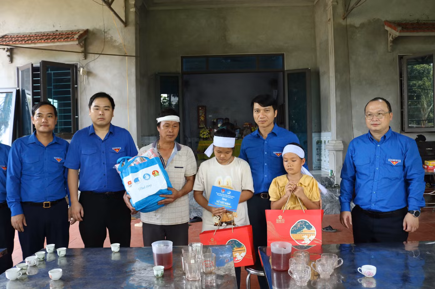 Anh Nguyễn Ngọc Lương và các thành viên đoàn công tác thăm hỏi, tặng quà các em nhỏ mồ côi tại xã Quang Tiến, TP. Hoà Bình.