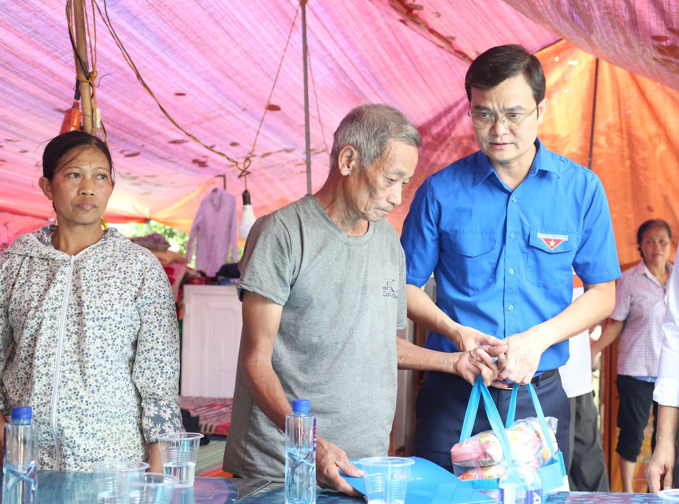 Bí thư thứ nhất T.Ư Đoàn Bùi Quang Huy ân cần thăm hỏi và tặng quà hỗ trợ gia đình ông Đinh Văn Thì vượt qua khó khăn. Ảnh: Bảo Anh Bí thư thứ nhất T.Ư Đoàn Bùi Quang Huy ân cần thăm hỏi và tặng quà hỗ trợ gia đình ông Đinh Văn Thì vượt qua khó khăn. Ảnh: Bảo Anh