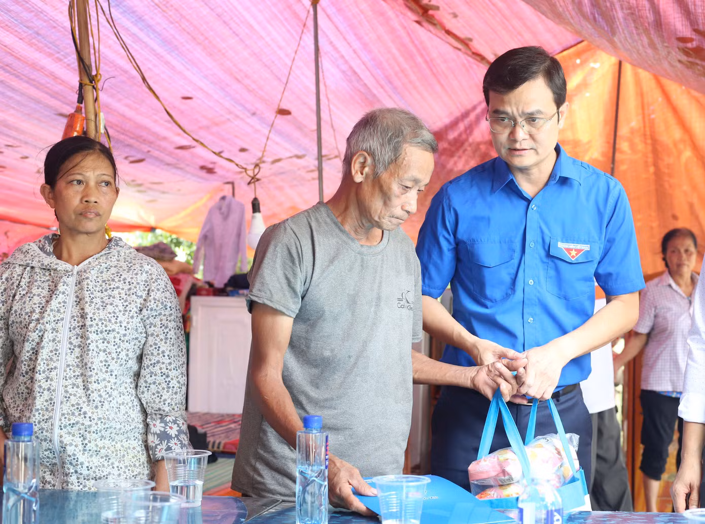 Bí thư thứ nhất T.Ư Đoàn Bùi Quang Huy ân cần thăm hỏi và tặng quà hỗ trợ gia đình ông Đinh Văn Thì vượt qua khó khăn. Ảnh: Bảo Anh