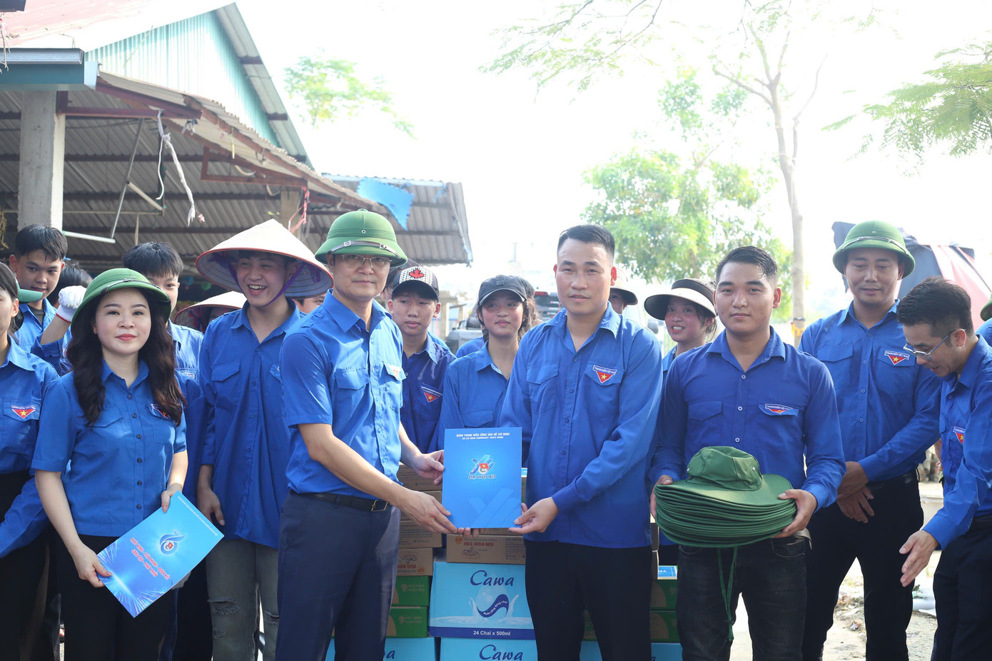 Anh Bùi Quang Huy trao tặng quà và nguồn lực cho đội hình tình nguyện và Thành Đoàn Hà Nội. Ảnh: Bảo Anh Anh Bùi Quang Huy trao tặng quà và nguồn lực cho đội hình tình nguyện và Thành Đoàn Hà Nội. Ảnh: Bảo Anh
