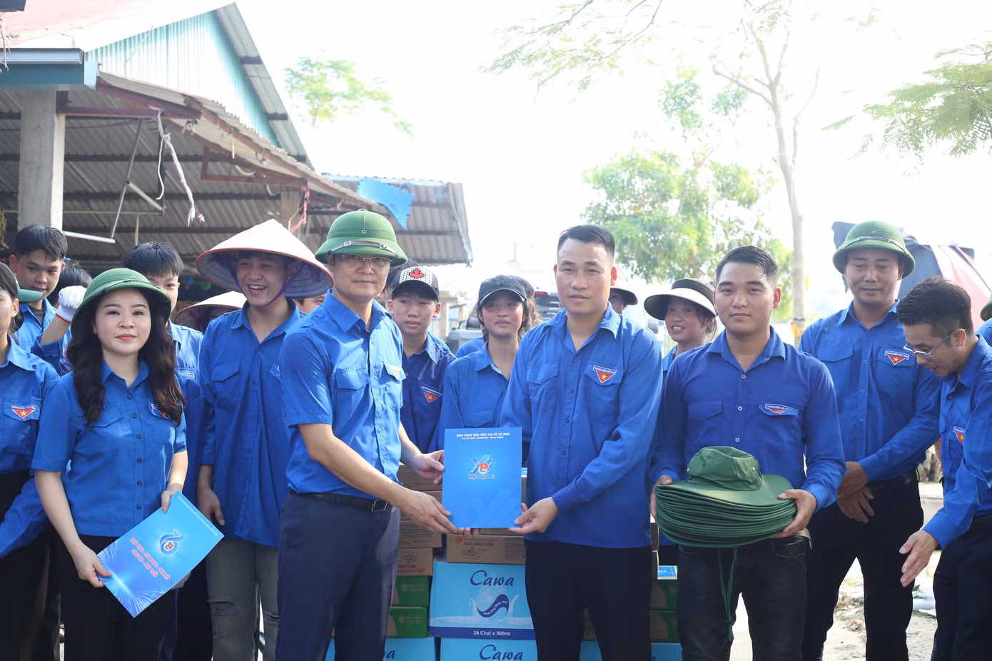 Anh Bùi Quang Huy trao tặng quà và nguồn lực cho đội hình tình nguyện và Thành Đoàn Hà Nội. Ảnh: Bảo Anh