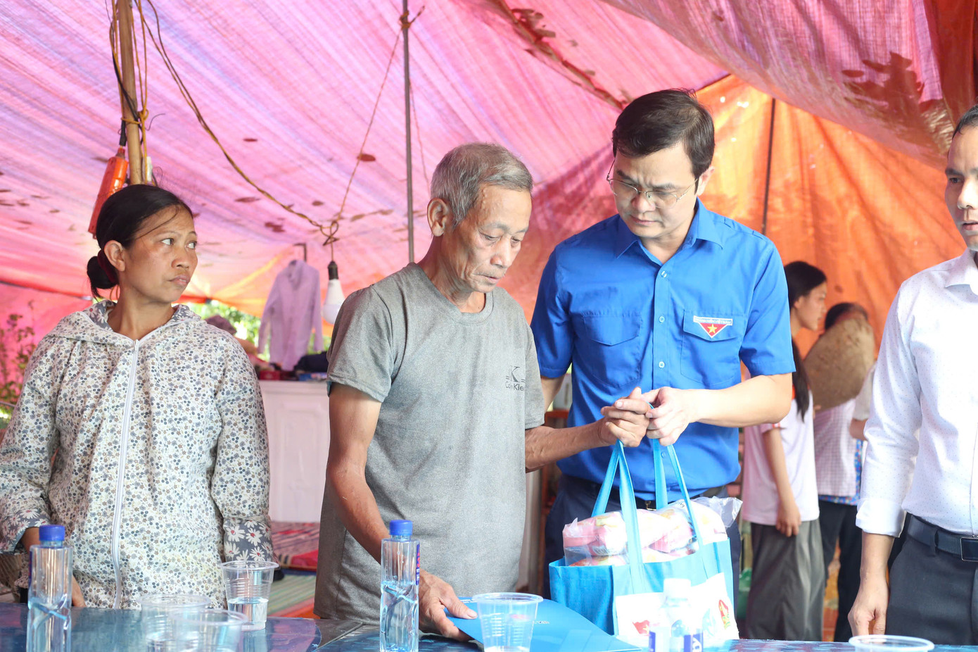 Bí thư thứ nhất T.Ư Đoàn Bùi Quang Huy ân cần thăm hỏi và tặng quà hỗ trợ gia đình ông Đinh Văn Thì vượt qua khó khăn. Ảnh: Bảo Anh Bí thư thứ nhất T.Ư Đoàn Bùi Quang Huy ân cần thăm hỏi và tặng quà hỗ trợ gia đình ông Đinh Văn Thì vượt qua khó khăn. Ảnh: Bảo Anh