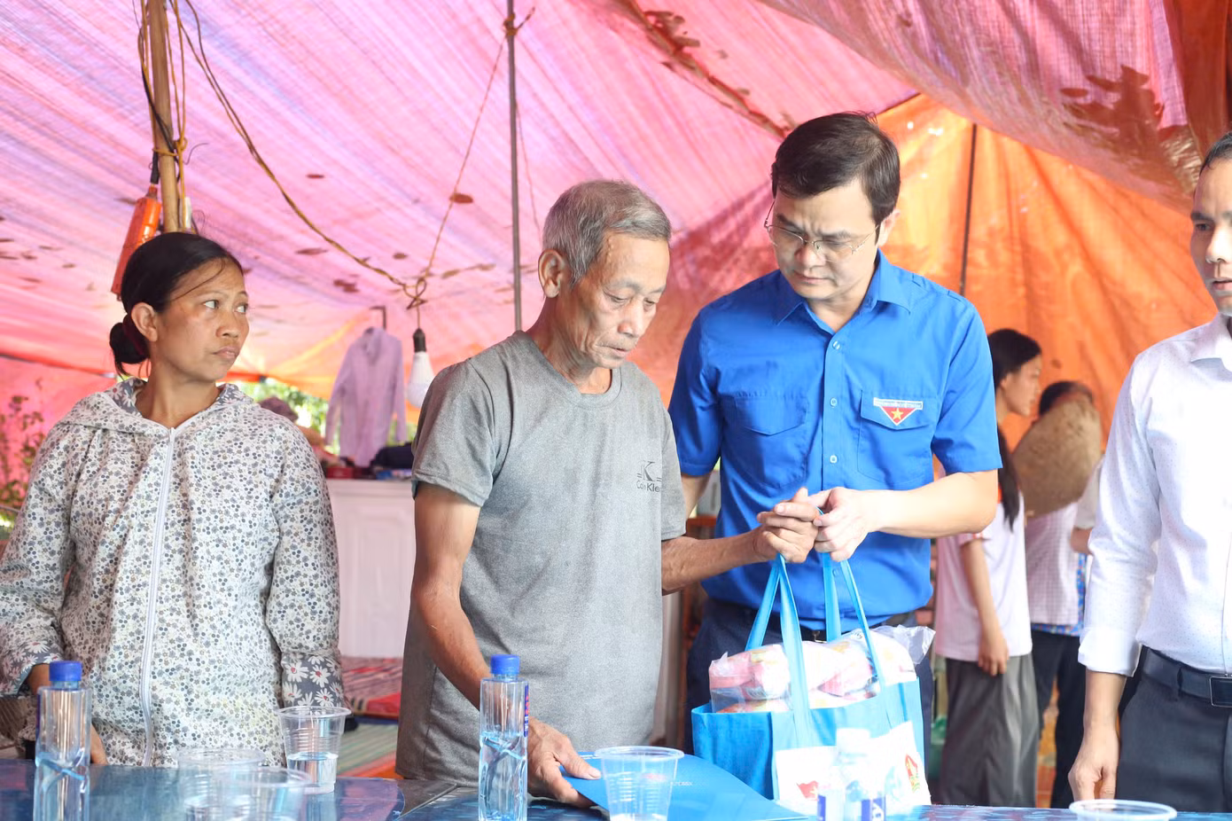 Bí thư thứ nhất T.Ư Đoàn Bùi Quang Huy ân cần thăm hỏi và tặng quà hỗ trợ gia đình ông Đinh Văn Thì vượt qua khó khăn. Ảnh: Bảo Anh